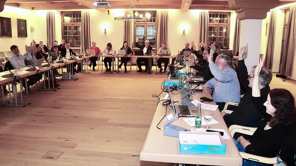 Auch wenn es von Seiten der Freien W&auml;hler und von &bdquo;B&uuml;ndnis 90/Die Gr&uuml;nen&ldquo; kritische Anmerkungen gab, letztendlich stimmten am Donnerstagabend alle Stadtr&auml;te f&uuml;r den Haushaltsentwurf 2026.