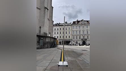 Ein Erk&auml;r-Aufkleber fehlt am Neupfarrplatz noch.