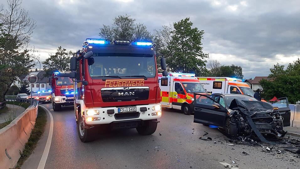 Der Cupra Leon war auf die linke Fahrbahnseite geraten, in der Folge kam es zum Zusammenstoß mit dem Transporter. Der Cupra Leon war auf die linke Fahrbahnseite geraten, in der Folge kam es zum Zusammenstoß mit dem Transporter.