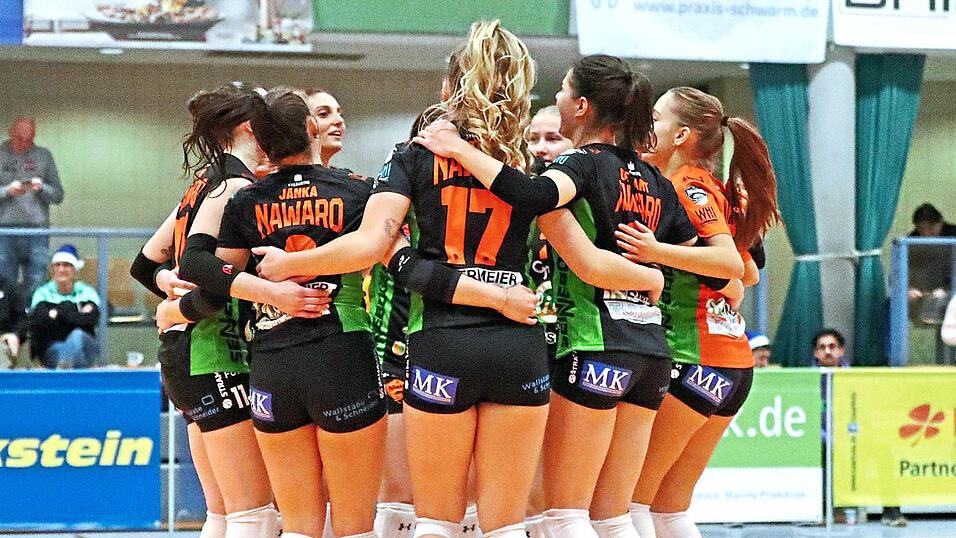 Ausgelassen jubeln die Spielerinnen von NawaRo Straubing nach dem deutlichen 3:0 im Hinspiel gegen den SSC Freisen Ende November. Auch im Heimspiel am Samstag sind die Straubingerinnen gegen das Schlusslicht Favorit. Ausgelassen jubeln die Spielerinnen von NawaRo Straubing nach dem deutlichen 3:0 im Hinspiel gegen den SSC Freisen Ende November. Auch im Heimspiel am Samstag sind die Straubingerinnen gegen das Schlusslicht Favorit.