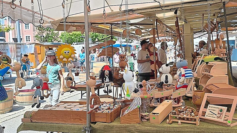 Auf dem Erntemarkt gab es an jedem Stand etwas anderes zu entdecken - aber der Erntemarkt ist auch ein Ort für Gespräche, so wie hier mit Künzings Bürgermeister Siegfried Lobmeier (l.).