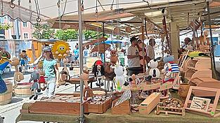 Auf dem Erntemarkt gab es an jedem Stand etwas anderes zu entdecken - aber der Erntemarkt ist auch ein Ort für Gespräche, so wie hier mit Künzings Bürgermeister Siegfried Lobmeier (l.).