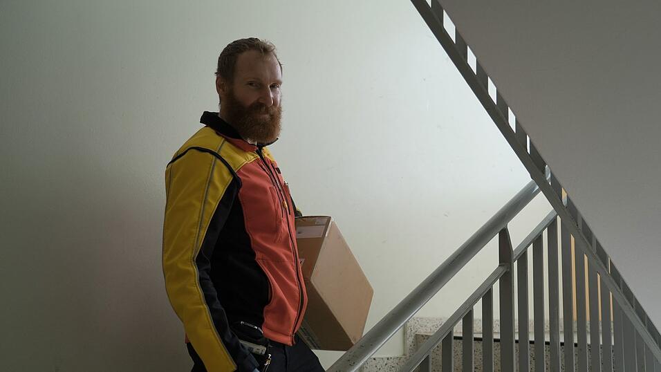Das viele Treppensteigen ist f&uuml;r Paketboten anstrengend.