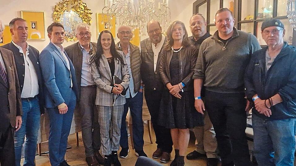 Die neue Kreisvorstandschaft der AfD mit dem Vorsitzenden Gerhard-Michael Welter (5.v.re.) Die neue Kreisvorstandschaft der AfD mit dem Vorsitzenden Gerhard-Michael Welter (5.v.re.)