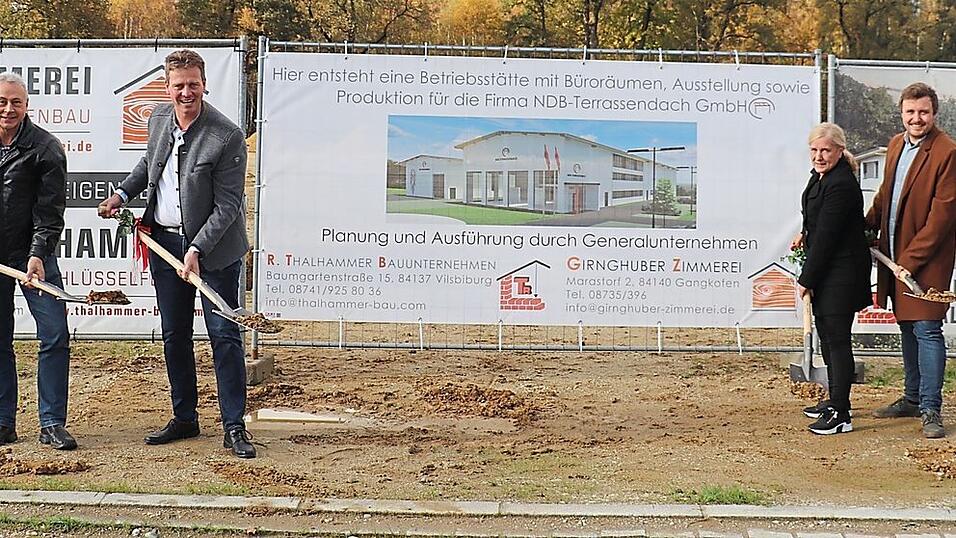 Mit dem offiziellen Spatenstich haben jetzt die Bauarbeiten begonnen (von links): Sebastian Schweiger von der VR-Bank Isar-Vils, B&uuml;rgermeister Konrad Hartshauser, Bauunternehmer Rudolf Thalhammer, die Bauherren Waltraud und Daniel Schwinghammer sowie Stephan Thalhammer, Gesch&auml;ftsf&uuml;hrer der Zimmerei Girnghuber.