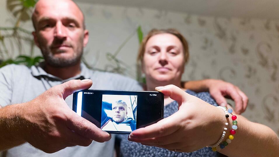 Giorgi Okribelashvili und Shorena Khomeriki vermissen ihren Sohn. Der 19-Jährige sitzt in Untersuchungshaft, nachdem er an einer Demonstration gegen die Regierung teilgenommen hatte. Giorgi Okribelashvili und Shorena Khomeriki vermissen ihren Sohn. Der 19-Jährige sitzt in Untersuchungshaft, nachdem er an einer Demonstration gegen die Regierung teilgenommen hatte.