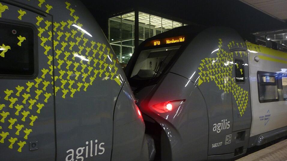 Bei einer Doppeltraktion sind zwei komplette Zuggarnituren miteinander verbunden (im abgebildeten Fall allerdings nicht mehr lange, hier wird der hintere Teil soeben abgekoppelt). Bei einer Doppeltraktion sind zwei komplette Zuggarnituren miteinander verbunden (im abgebildeten Fall allerdings nicht mehr lange, hier wird der hintere Teil soeben abgekoppelt).