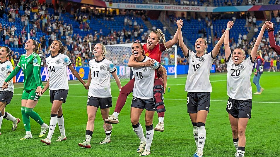 Heute Abend wollen die Spielerinnen um die verletzte Kapitänin Giulia Gwinn (in Rot) wieder jubeln - wie schon hier gegen Frankreich. Heute Abend wollen die Spielerinnen um die verletzte Kapitänin Giulia Gwinn (in Rot) wieder jubeln - wie schon hier gegen Frankreich.
