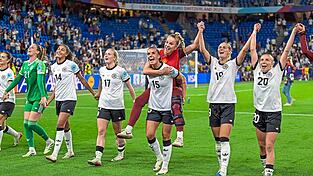 Heute Abend wollen die Spielerinnen um die verletzte Kapitänin Giulia Gwinn (in Rot) wieder jubeln - wie schon hier gegen Frankreich.