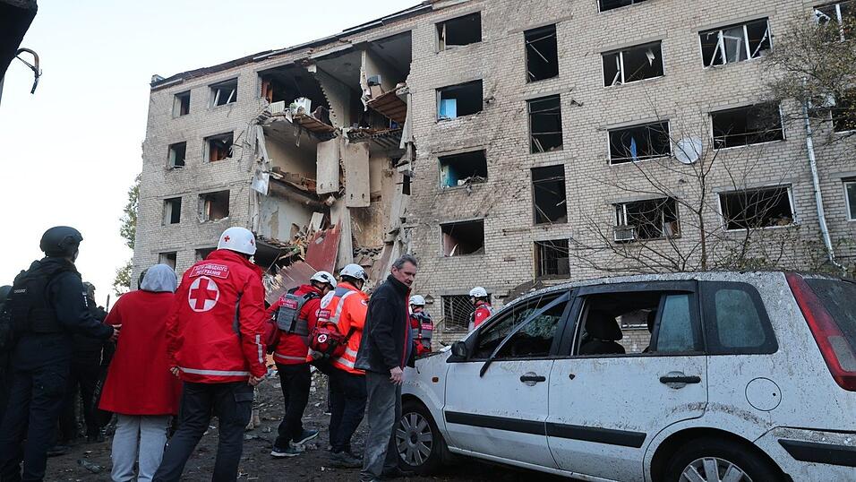 Mehrere Menschen stehen in der Stadt Saporischschja nach den russischen Angriffen ohne Wohnraum da. Mehrere Menschen stehen in der Stadt Saporischschja nach den russischen Angriffen ohne Wohnraum da.