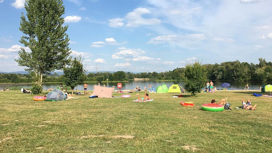 Die Weiher des Naherholungsgebietes im Raum Parkstetten (Archivbild) sind beliebt - und derzeit vermiest einem den Badespa&szlig; h&ouml;chstens immer wieder einmal das Wetter.