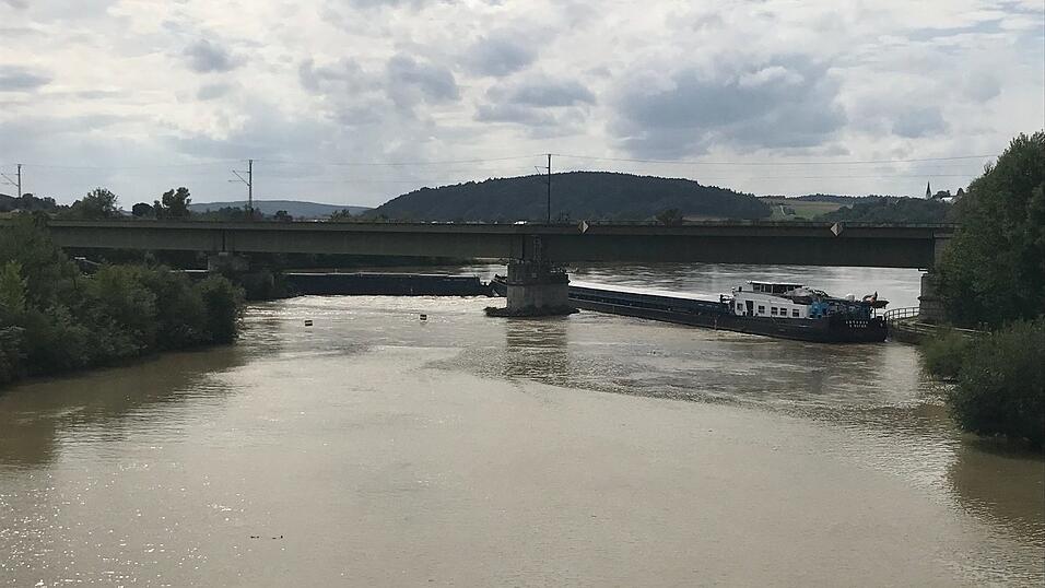Bei Poikam im Landkreis Kelheim hat sich ein Schiff quergestellt. Bei Poikam im Landkreis Kelheim hat sich ein Schiff quergestellt.