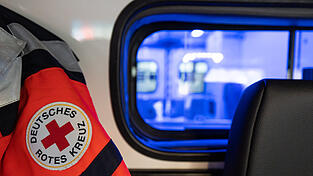 Der Pedelec-Fahrer wurde mit dem Rettungsdienst ins Krankenhaus gebracht. (Symbolbild)