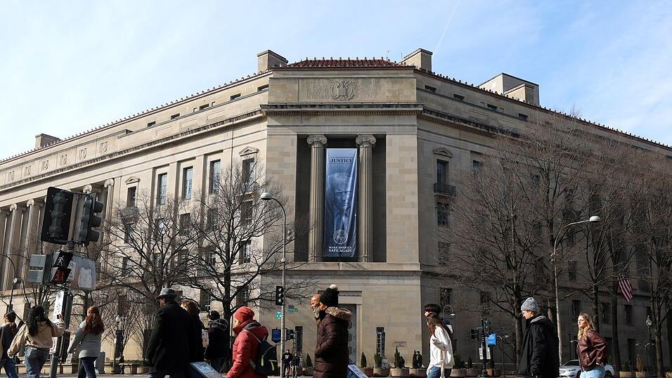 Ein meterlanges Trump-Banner h&auml;ngt an der Fassade des US-Justizministeriums. (Archivbild)