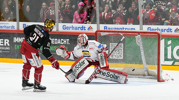 Matt Marcinew (links) &uuml;berwand EVL-Keeper Stepan Lukes im Penaltyschie&szlig;en und besorgte dem EC Bad Nauheim den Extrapunkt.