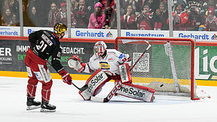 Matt Marcinew (links) überwand EVL-Keeper Stepan Lukes im Penaltyschießen und besorgte dem EC Bad Nauheim den Extrapunkt. Matt Marcinew (links) überwand EVL-Keeper Stepan Lukes im Penaltyschießen und besorgte dem EC Bad Nauheim den Extrapunkt.