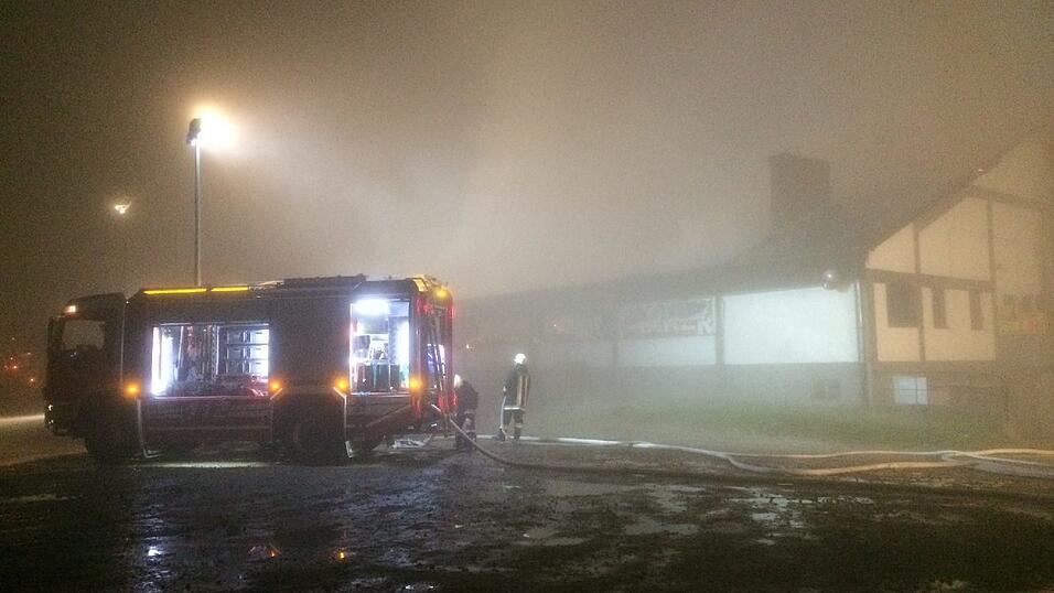 Die Kultdisko Penker in Ascha ist am frühen Mittwochmorgen in Flammen aufgegangen. Die Kultdisko Penker in Ascha ist am frühen Mittwochmorgen in Flammen aufgegangen.