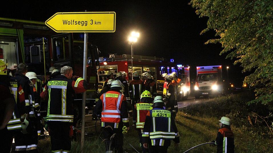 Schrecklicher Unfall in der Nacht auf Mittwoch in einem Waldst&uuml;ck bei Heinsacker (Kreis Regensburg). Die beiden Autowracks wurden von den Einsatzkr&auml;ften im Unterholz gefunden.