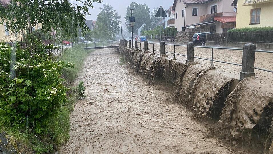 Ein heftiges Unwetter fegte am 9. Juni &uuml;ber Landshut hinweg und bescherte der Feuerwehr zahlreiche Eins&auml;tze.