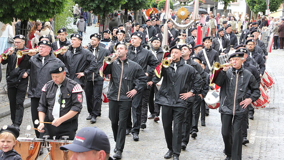 Das war der Bierzelteinzug beim Bad Kötztinger Pfingstvolksfest 2025. Das war der Bierzelteinzug beim Bad Kötztinger Pfingstvolksfest 2025.