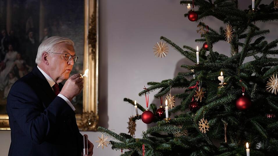 Nach seiner Ansprache entz&uuml;ndet Steinmeier eine Kerze am Weihnachtsbaum.