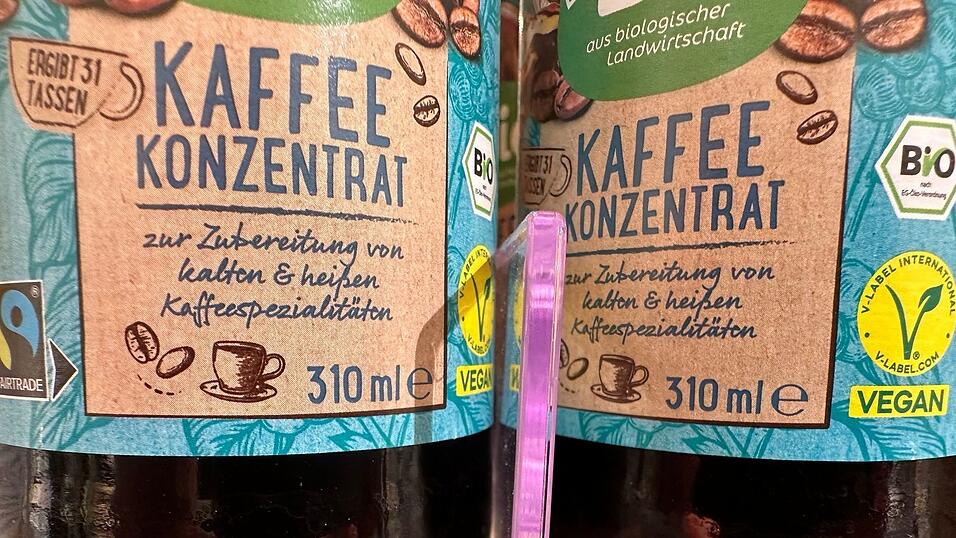 Flaschen mit Kaffeekonzentrat stehen in einem Drogeriemarktregal. (Archivbild) Flaschen mit Kaffeekonzentrat stehen in einem Drogeriemarktregal. (Archivbild)