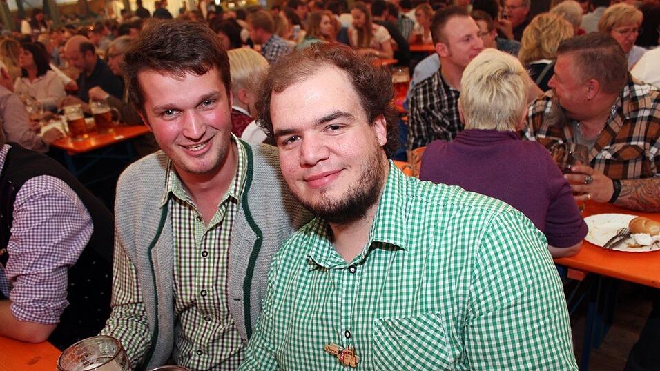 Die Fr&uuml;hjahrsdult 2017 in Landshut neigt sich dem Ende entgegen. Grund genug, noch einmal richtig in den Bierzelten zu feiern - abgerundet vom traditionellen Feuerwerk.