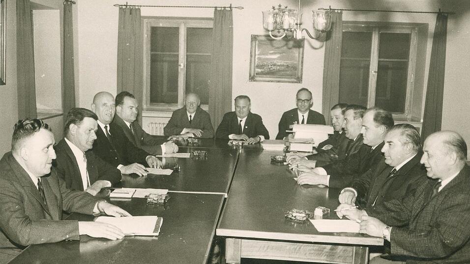Der Stadtrat in der Aprilsitzung von 1966, von links: der neue B&uuml;rgermeister Alfred Heindl, die Stadtr&auml;te Karl Br&auml;u senior, Xaver Plank, Ludwig Erl und 2. B&uuml;rgermeister Karl Kuchler von der CSU, scheidender B&uuml;rgermeister Josef Frank, Protokollf&uuml;hrer Werner Blendl, Josef Hofmeister, Hubert Wessely, Ludwig Zankl, Hans Unger, SPD, und der letzte Vertriebenen-Stadtrat Erich G&auml;hl.