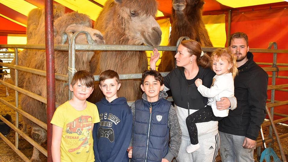 Ein Bild aus besseren Tagen: Natascha Trumpf (4.v.l.) mit Kollege Jeffrey Frank, Zirkus-Nachwuchs und Kamelen. Ein Bild aus besseren Tagen: Natascha Trumpf (4.v.l.) mit Kollege Jeffrey Frank, Zirkus-Nachwuchs und Kamelen.