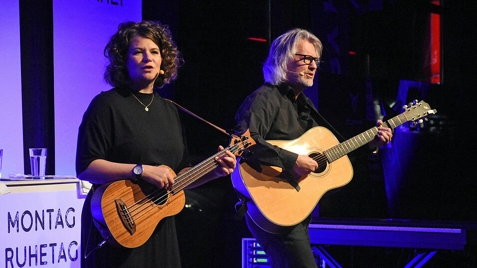 Frecher, gesanglich mutiger und musikalisch breiter aufgestellt: Eva Petzenhauser und Stefan Wählt bei ihrem Auftritt in der 'AutOs'-Ausstellungshalle. Frecher, gesanglich mutiger und musikalisch breiter aufgestellt: Eva Petzenhauser und Stefan Wählt bei ihrem Auftritt in der 'AutOs'-Ausstellungshalle.
