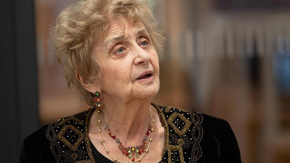 Tova Friedman, die als Kind das Vernichtungslager Auschwitz überlebte, ist auch heute - 81 Jahre nach der Befreiung des Lagers durch die Rote Armee - noch auf der Suche nach Gerechtigkeit. Tova Friedman, die als Kind das Vernichtungslager Auschwitz überlebte, ist auch heute - 81 Jahre nach der Befreiung des Lagers durch die Rote Armee - noch auf der Suche nach Gerechtigkeit.