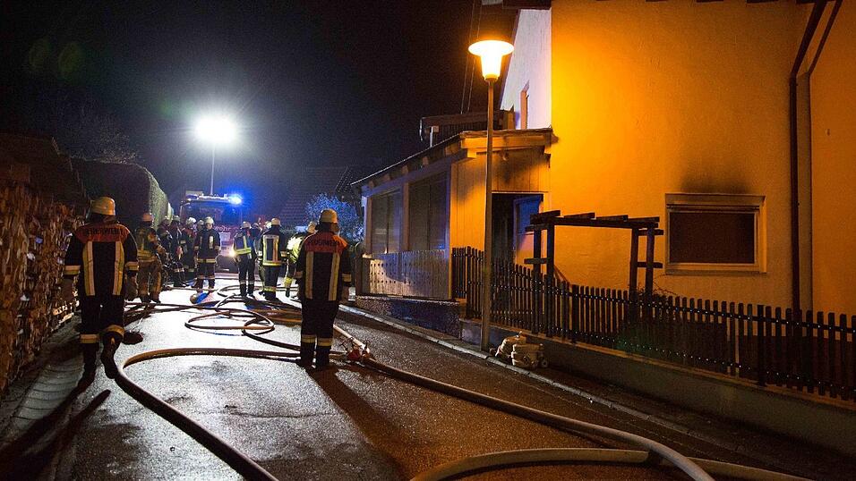 Bei einem Brand in Moosthenning im Landkreis Dingolfing-Landau wurde eine 91-J&auml;hrige lebensgef&auml;hrlich verletzt.