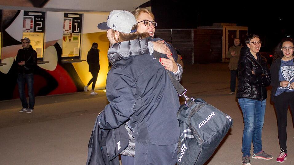 ...und Stürmer Tim Miller. ...und Stürmer Tim Miller.