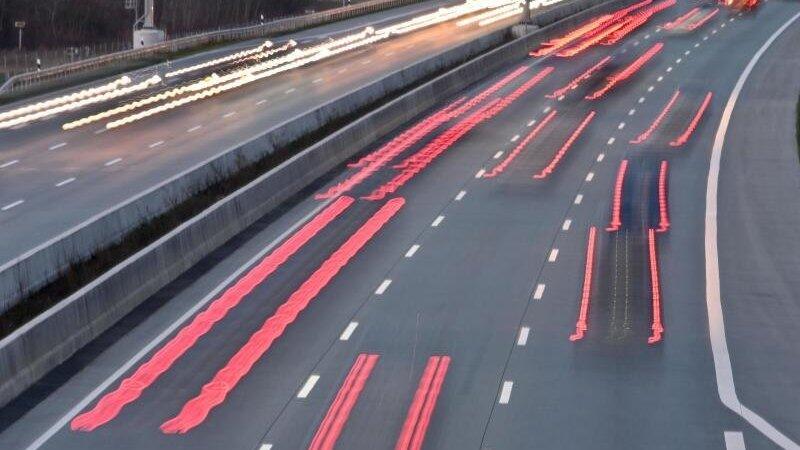 Um den Klimaschutz voranzubringen, haben sich die Umweltminister für ein Tempolimit auf Autobahnen ausgesprochen. (Symbolbild) Um den Klimaschutz voranzubringen, haben sich die Umweltminister für ein Tempolimit auf Autobahnen ausgesprochen. (Symbolbild)