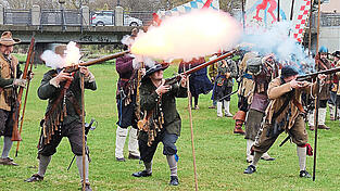 Zum Frühjahrsmarkt haben die Gennßhenkher einiges vor. Am Samstag, 23. März, ab 13 Uhr, gibt es mit befreundeten Gruppen einen Drill auf der Viehmarktwiese und auch am Marktsonntag werden die Musketen knallen. Zum Frühjahrsmarkt haben die Gennßhenkher einiges vor. Am Samstag, 23. März, ab 13 Uhr, gibt es mit befreundeten Gruppen einen Drill auf der Viehmarktwiese und auch am Marktsonntag werden die Musketen knallen.