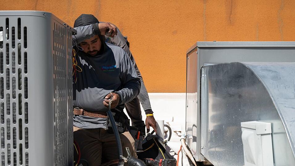 Hitze wie sonst erst im Mai bringt die Menschen und Tiere in Arizona gerade an ihre Grenzen.