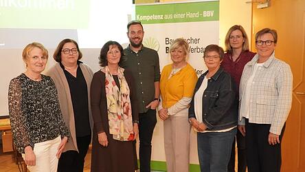Andrea Zürcher-Seitz (v.l.), Eva Beck, Ingrid Ecker, Stefan Köppl, Heidi Perzl, Karolin Aigner, Margit Bauer und Heike Aichner Andrea Zürcher-Seitz (v.l.), Eva Beck, Ingrid Ecker, Stefan Köppl, Heidi Perzl, Karolin Aigner, Margit Bauer und Heike Aichner