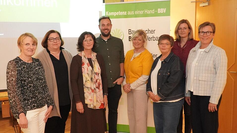 Andrea Zürcher-Seitz (v.l.), Eva Beck, Ingrid Ecker, Stefan Köppl, Heidi Perzl, Karolin Aigner, Margit Bauer und Heike Aichner Andrea Zürcher-Seitz (v.l.), Eva Beck, Ingrid Ecker, Stefan Köppl, Heidi Perzl, Karolin Aigner, Margit Bauer und Heike Aichner