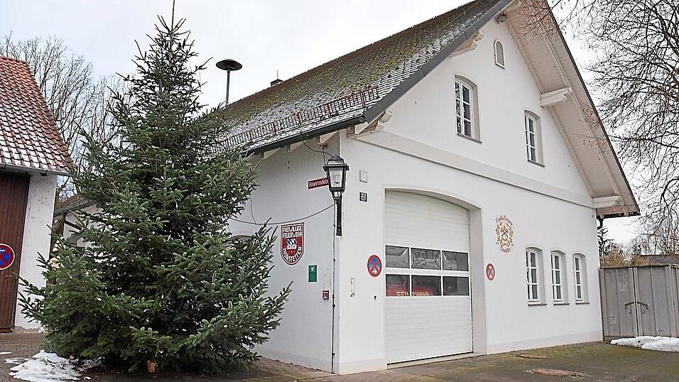 Das bestehende Feuerwehrhaus Thonstetten mitsamt Fahrzeughalle ist viel zu klein. Jetzt soll eventuell ein neues gebaut werden.