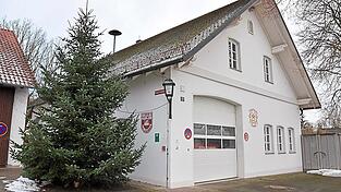 Das bestehende Feuerwehrhaus Thonstetten mitsamt Fahrzeughalle ist viel zu klein. Jetzt soll eventuell ein neues gebaut werden.