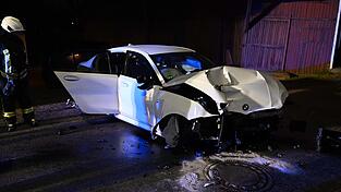 Ein Autofahrer sei Sonntagnacht im Landkreis Landshut von der Fahrbahn abgekommen, habe zwei Gartenzäune durchbrochen und sei gegen eine Hausmauer geprallt, so die Polizei. Ein Autofahrer sei Sonntagnacht im Landkreis Landshut von der Fahrbahn abgekommen, habe zwei Gartenzäune durchbrochen und sei gegen eine Hausmauer geprallt, so die Polizei.