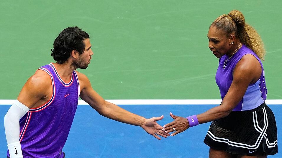 Serena Williams (r) hatte Spaß im Mixed-Doppel mit Carlos Alcaraz. Serena Williams (r) hatte Spaß im Mixed-Doppel mit Carlos Alcaraz.