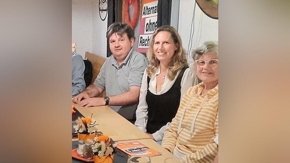 Mainburgs &Ouml;DP-Chef Bernd Wimmer dankte Bezirkstagskandidatin Annette Setzensack (Mitte) f&uuml;r ihren beherzten Wahlkampfeinsatz.
