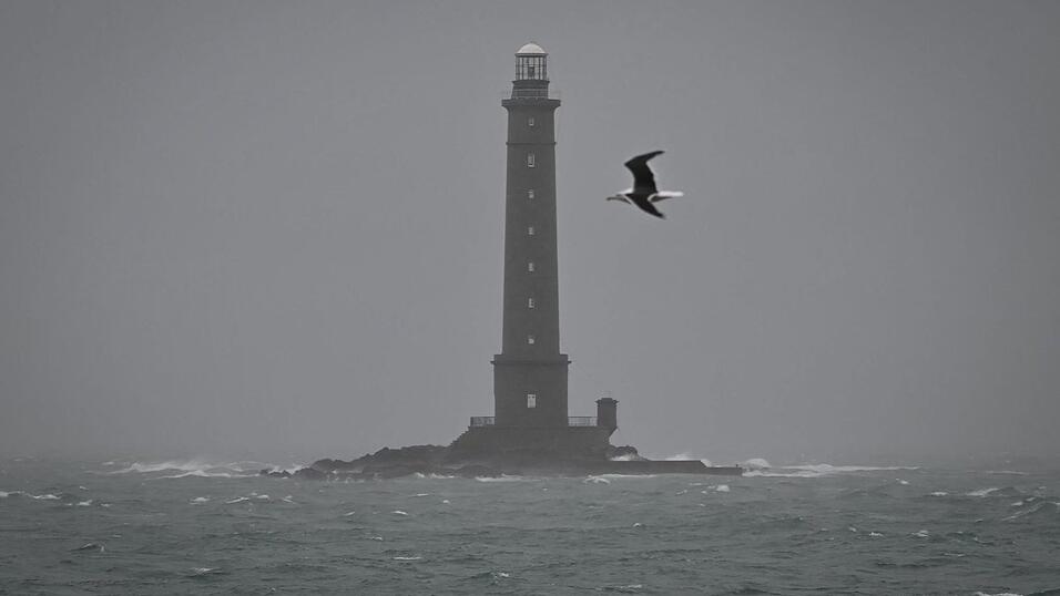Leuchtturm von Gourys in Auderville. Sturm «Goretti» sorgte vereinzelt für Sturmböen von bis zu 200 Kilometern pro Stunde. Leuchtturm von Gourys in Auderville. Sturm «Goretti» sorgte vereinzelt für Sturmböen von bis zu 200 Kilometern pro Stunde.