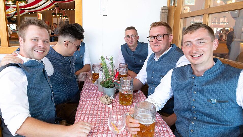 Die Partybilder vom Sonntag, 9. August, aus dem Festzelt Krönner. Die Partybilder vom Sonntag, 9. August, aus dem Festzelt Krönner.