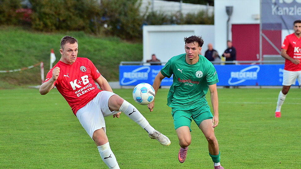 Der ASV Cham mit Lukas Leutner (i.) lässt dem TSV Neudrossenfeld mit Kilian Schwabe keine Chance. Der ASV Cham mit Lukas Leutner (i.) lässt dem TSV Neudrossenfeld mit Kilian Schwabe keine Chance.