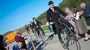 Zur sichtlichen Freude der Gäste testeten die Hochradfahrer des Radfahrvereins Mamming die Strecke.
