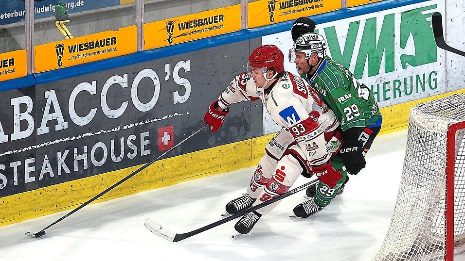 Kaum abzuschütteln: EVL-Stürmer Oliver Stümpel (links) und seine Teamkollegen taten sich gegen die defensivstarken Bietigheimer lange schwer, offensiv zur Entfaltung zu kommen. Kaum abzuschütteln: EVL-Stürmer Oliver Stümpel (links) und seine Teamkollegen taten sich gegen die defensivstarken Bietigheimer lange schwer, offensiv zur Entfaltung zu kommen.