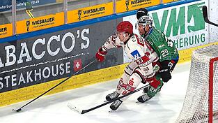 Kaum abzuschütteln: EVL-Stürmer Oliver Stümpel (links) und seine Teamkollegen taten sich gegen die defensivstarken Bietigheimer lange schwer, offensiv zur Entfaltung zu kommen. Kaum abzuschütteln: EVL-Stürmer Oliver Stümpel (links) und seine Teamkollegen taten sich gegen die defensivstarken Bietigheimer lange schwer, offensiv zur Entfaltung zu kommen.