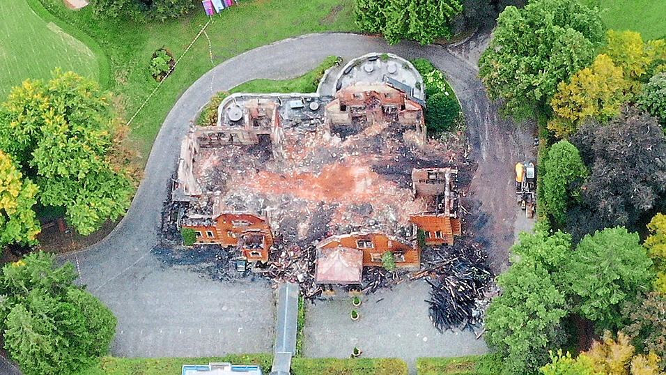 Die Ruine des Jagdschlosses Thurn und Taxis nach dem Brand vor acht Monaten aus der Luft. Sie soll in den Neubau integriert werden. Die Ruine des Jagdschlosses Thurn und Taxis nach dem Brand vor acht Monaten aus der Luft. Sie soll in den Neubau integriert werden.